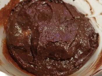 step3: 接著過篩低筋麵粉，將麵糊拌勻。此時的麵糊流性較差，呈現濃稠狀。