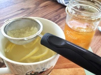 step2: 在另一杯內放檸檬汁和蜜糖，薑水隔渣後與蜜糖檸檬汁混合