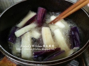 step3: 茄子洗淨切條 , 鑊中加入油燒熱 , 放入已切條的茄子用慢火慢慢炸至微黃色 (約5分鐘)