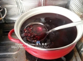 step4: 煲內放入黑糯米及紅豆 , 加入適量水及果皮拌勻