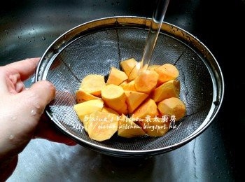 step2: 薯仔及黃蕃薯去皮切件 , 分別用水沖一沖洗及瀝乾