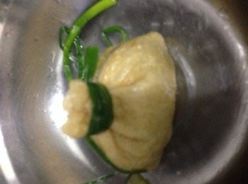 step5: 用一條熱水泡軟的青蔥將袋口綑起打結