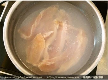 step2: 將雞肉先用熱水川燙至熟，瀝乾水份後，撈起備用。
