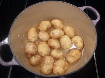 step3: 準備一個湯鍋,將迷你馬鈴薯放入鋪平,倒入適量的雞高湯或水,水量只需蓋過馬鈴薯即可。