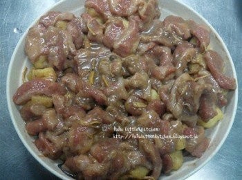 step2: 小豆卜洗淨後放碟上，將醃好的豬頸肉鋪上。