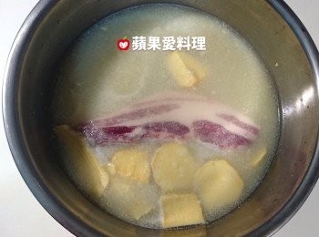 step3: 將竹筍汁倒進內鍋，放入五花肉，加水至內鍋八分滿處。