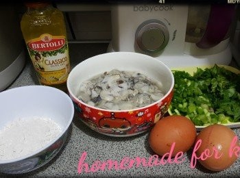 step1: 將蠔仔用網篩以水、生粉及鹽將蠔的清洗掉
(我會洗兩三次的)