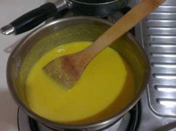 step11: 拌勻芒果泥之後開中小火煮(邊煮要邊攪拌喔)沸騰即可關火加入以泡軟的吉利丁片，香橙酒拌勻(待涼)即可