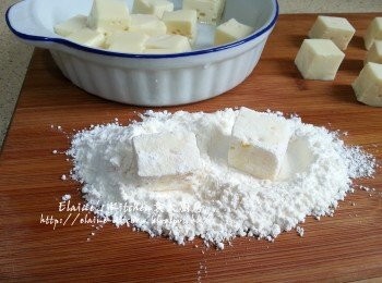 step11: 豆腐從雪櫃取出後每粒沾上麵粉