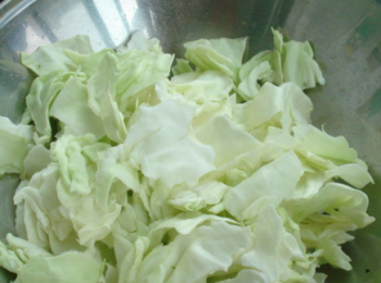 step4: 倒入包菜，翻炒片刻後烹入醋、生抽、鹽快速翻炒