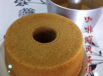 step7: 溫馨提示
打發蛋白部分也是關鍵之一，我試過2個打發蛋白方式。
1 打至濕性發泡，加入蛋黃糊攪拌的時候比較容易拌均勻。
2 打至硬性發泡【也是可以】，但是加入蛋黃糊攪拌時，蛋白會比較難均勻。