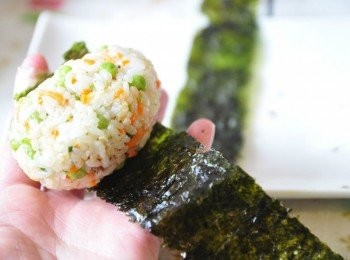 step9: 將橢圓飯糰由中間圍繞包覆即可