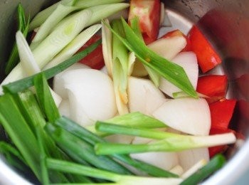 step1: 將鮮蔬等<span class="group_1">食材</span>切段切塊放入內鍋，豬腳以少許蒜段及米酒川燙洗淨
