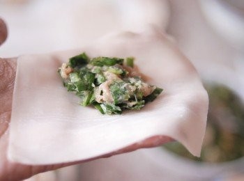 step3: 我用方形的水餃皮，先將餡料放在水餃皮中間位置，用手指點些水圍邊