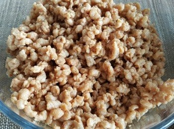 step2: 素肉浸水約20分鐘，隔水