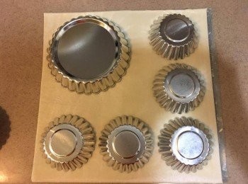 step1: 先將模具放上酥皮然後界出形狀, 細模可做9個, 而中模可做到4個