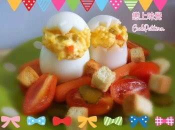 step7: 再將蛋的頂部放回蛋黃醬之上，拌上其他沙律<span class="group_3">配料</span>即可。