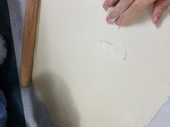 step6: 粉糰用麵棍碌成薄塊,於面搽上一層薄豬油或菜油
