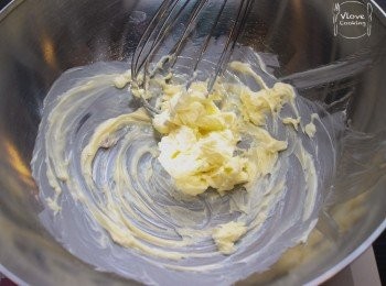 step1: 無鹽牛油置室溫軟化後, 用打蛋器拌成忌廉狀