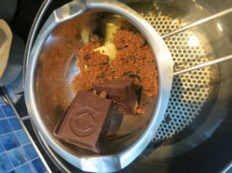 step4: - 焗爐先預熱150'c
- 黑巧克力切碎、和牛油、糖一同放入碗，小火隔水煮溶