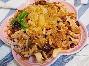 step6: 最後把收到半乾的汁料沐在手撕雞上, 即可食用.