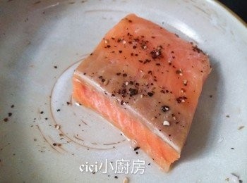 step1: 三文魚洗淨，用廚房紙吸乾水分，加入醃料，略醃片刻。