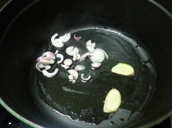 step3: 用1湯匙油起鑊,先爆香蔥頭及薑片