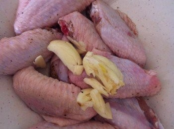 step1: 將雞中翅加入醃料A，醃製2小時。