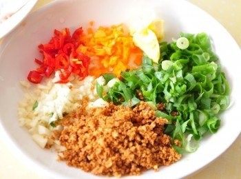 step2: 另外備爆香料:辣椒末、紅蘿蔔末、蒜末、蔥花、豆酥