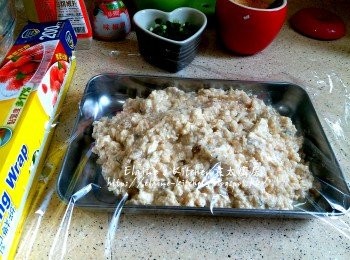 step5: 其餘一半份量材料蓋上保鮮紙放入冰箱靜待1小時