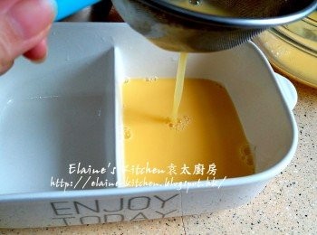 step7: 用隔網去雜質放入器皿內 , 再蓋上保鮮紙