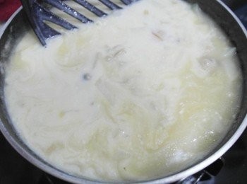 step6: 上個步驟煮滾後~~ 加入蛤蠣肉.牛奶和鮮奶油燉煮成濃稠狀後以鹽和胡椒調味!!