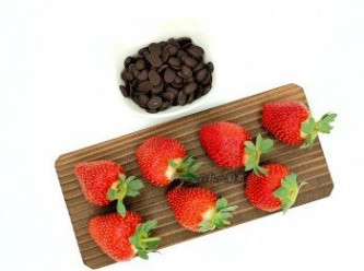 step1: 將草莓用流動水輕輕的清洗乾淨,再用廚房專用餐巾紙小心擦拭草莓上的水份。準備個人喜愛的巧克力,這次我使用法國米榭爾72%的苦甜巧克力,搭配酸甜的草莓更能凸顯出美妙的滋味。