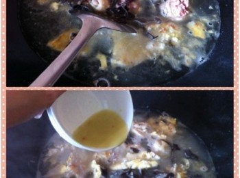 step3: 然後加入燙好的雞塊，大火煮滾至雞雞塊熟透，再加入剩餘的薑汁,酒類和鹽巴，攪拌均勻即可^^