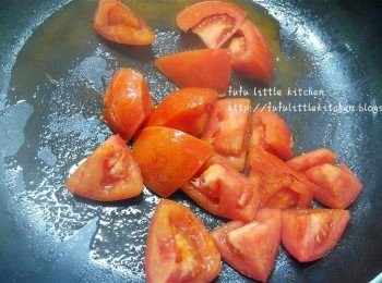 step5: 汁料拌勻後，用煎過魚的剩油炒蕃茄。