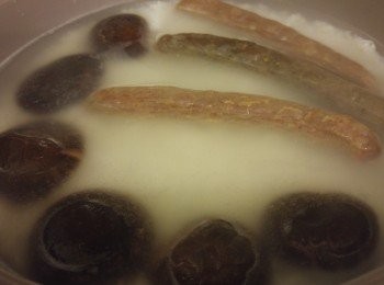 step3: 凍水落米見有水蒸氣,就落鴛鴦腸和冬菇。