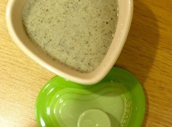 step4: 寶寶吃的部分用小米粥當底，把香蕉薄片和芝麻加入，用攪拌器打均勻，就是香甜又略帶濃稠的暖胃早餐粥品，這裡要提醒大家，香蕉不能提前加入粥內，因為香蕉如果加熱過度，口感容易變酸，就不香甜咯，所以要等餵食時再把香蕉和芝麻跟小米粥攪拌