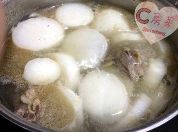 step3: 先用薑片起鑊, 加牛筋腩, 白蘿蔔, 黑椒和水大火煲滾後轉小火炆煮30分鐘