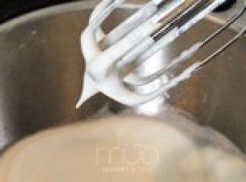 step3: 蛋白B加1g蛋白粉打到干性發泡，倒盆不灑打蛋頭上提起來有堅挺的彎鉤