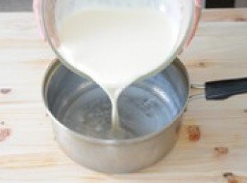 step6: 倒回鍋裡。移至灶上，用中火加熱。用木鏟攪拌2-3分鐘（不要使其沸騰）。