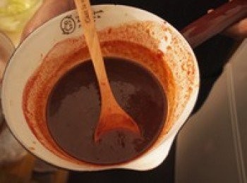 step6: <span class="group_1">漢堡排</span>盛入盤中，平底鍋裡面如果油脂太多就倒掉一些，然後倒入酒煮至沸騰，加入洋蔥泥、蒜泥、醬油、番茄醬、味啉、醋以及水，燉煮約2分鐘至<span class="group_2">醬汁</span>濃稠。最後放入黑胡椒和奶油，<span class="group_2">醬汁</span>就做好了