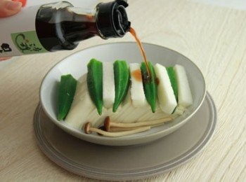 step2: 將嫩豆腐切片放入盤中，上頭交錯擺上山藥與秋葵後，淋上淬釀日式和風醬油露_北海道昆布，灑上海苔絲與七味粉即完成。