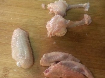 step2: 將雞肉往外翻，沿著大骨頭慢慢往上推，就成了鬱金香花型。