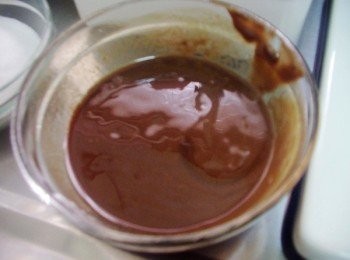 step2: 巧克力磚80gˊ無鹽奶油30gˊ放於微波容器ˊ
以弱微波加熱1分鐘溶化備用
 (如果沒有微波爐ˊ用隔水加熱方式完成即可)