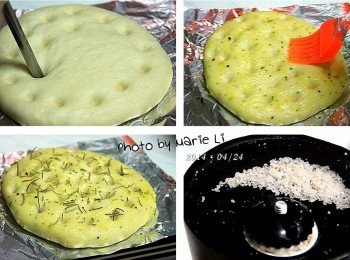 step6: 再回過頭來繼續我們的《佛卡夏麵包》
發酵完成的麵皮會有點膨脹，切勿再搓揉
直接拿根筷子在麵皮上壓出一些小凹洞
抹上一層蒜香抹醬於麵皮上
灑上些許迷迭香香料與玫瑰鹽即可
(習慣吃清淡點的可以不必再加鹽，才不會太鹹)