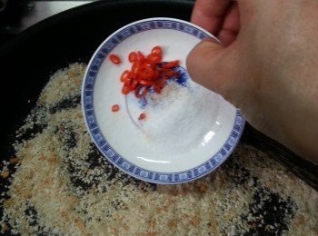 step5: 用2湯匙油起鑊,將所有風沙料慢火炒香待用