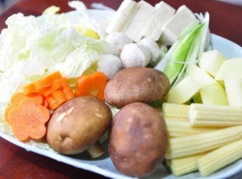 step2: 配料<span class="group_1">食材</span>備料:白菜、家常豆腐、魚丸、鮮香菇、紅蘿蔔花、玉米筍、蔥段備用