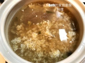 step1: 昆布高湯加入飯、玉米筍、400CC的水煮至滾，加入一小匙鹽、適量白胡椒粉