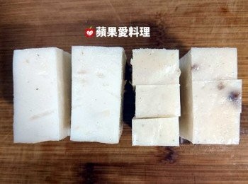 step1: 蘿蔔糕切成長方形。