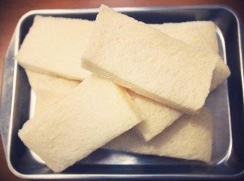 step4: 將去邊白吐司切一半~ 所以一共會有8小塊長方形吐司^^